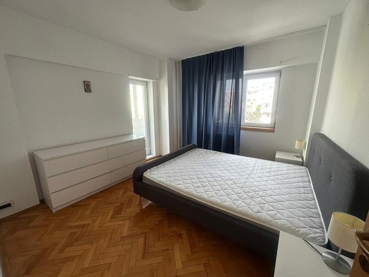 Apartament cu 3 camere semidecomandat, mobilat în 13 Septembrie