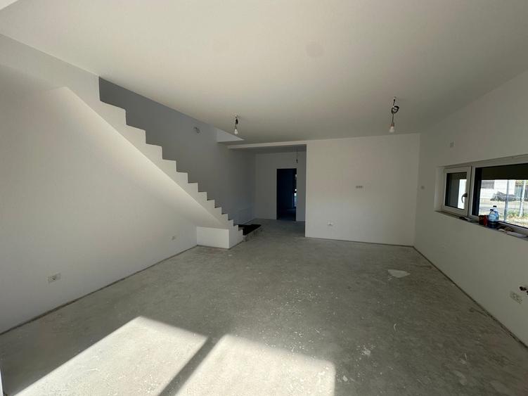 Duplex cu 5 camere cu Canalizare în Nord