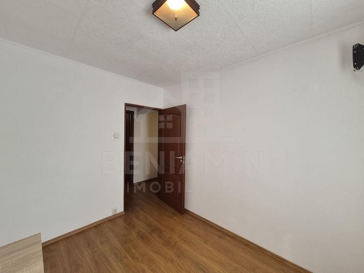 Apartament cu 3 camere semidecomandat, mobilat în Craiovița Nouă