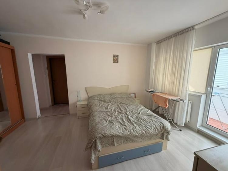 Apartament cu 4 camere semidecomandat în Tineretului