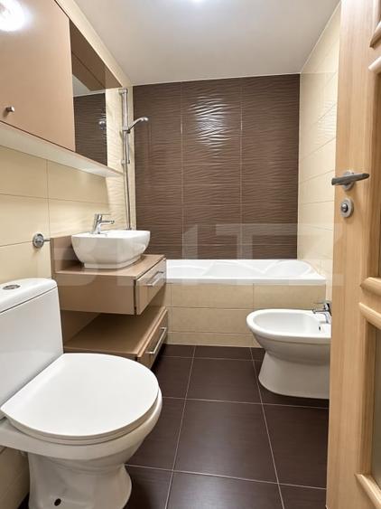 Apartament cu 4 camere semidecomandat, mobilat în Plopilor