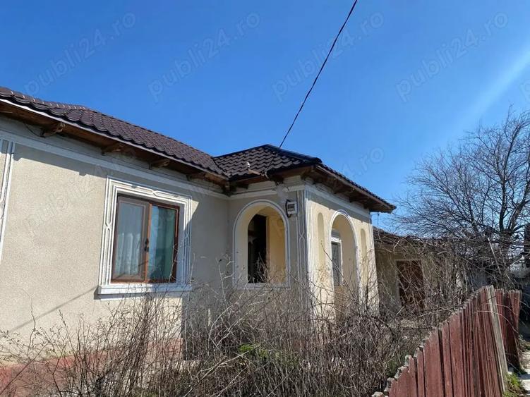 Casă cu 5 camere cu Teren 2200 Mp în Crucea