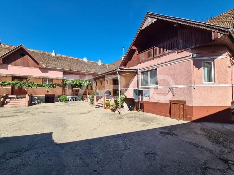 Casă individuală cu 8 camere cu Canalizare în Sebeș