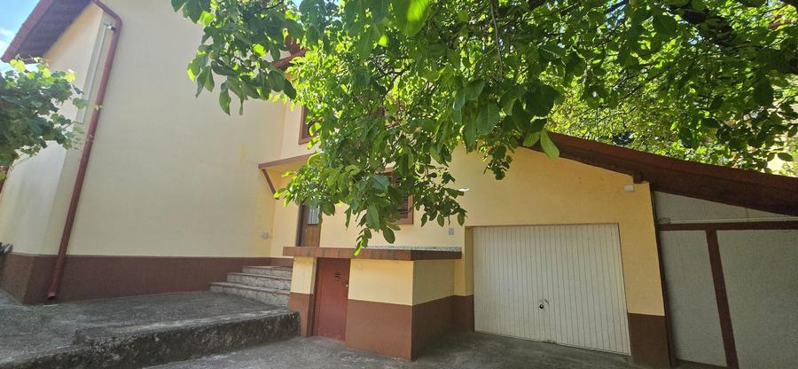 Casă individuală cu 7 camere cu Canalizare în Central