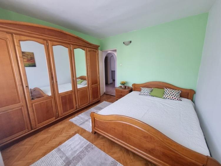 Apartament cu 3 camere decomandat în Florești