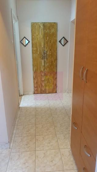 Apartament cu 3 camere decomandat în Costin Georgian
