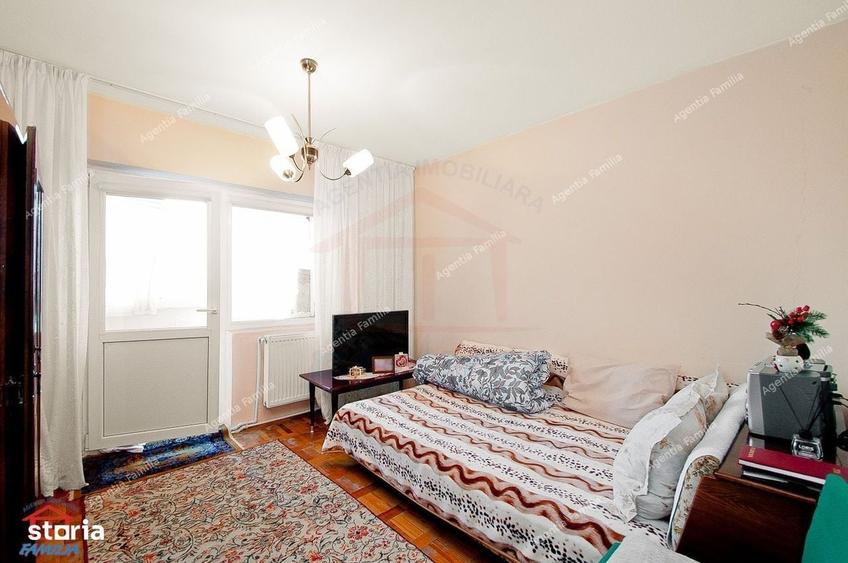 Apartament cu 4 camere decomandat în Micro 17