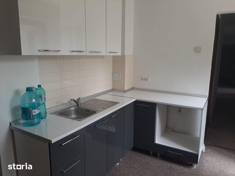 Apartament cu 5 camere decomandat în Romană