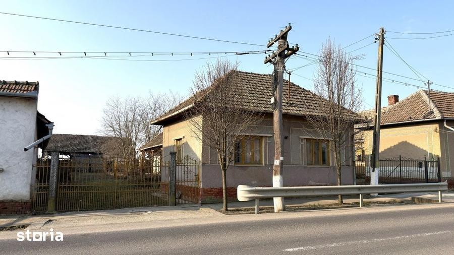 Casă cu 4 camere semidecomandat cu Teren 2948 Mp în Tiream