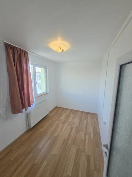 Apartament cu 3 camere semidecomandat în 9 Mai