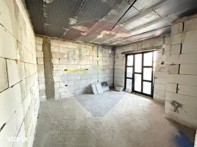 Casă cu 7 camere cu Teren 1800 Mp în Preutești