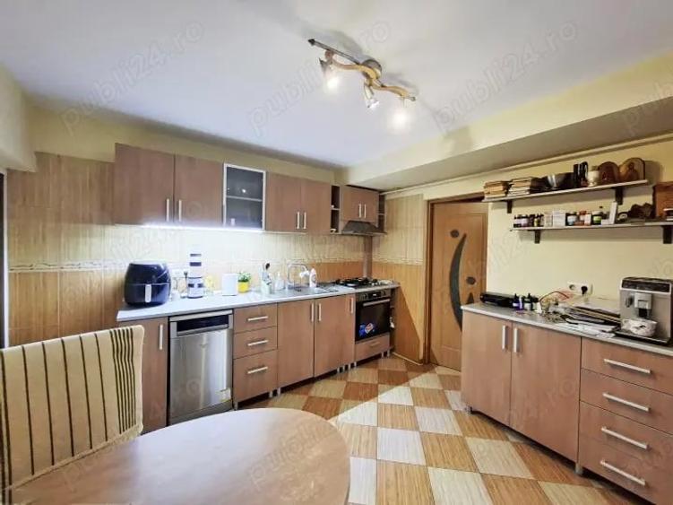 Casă cu 6 camere cu Teren 400 Mp în Est
