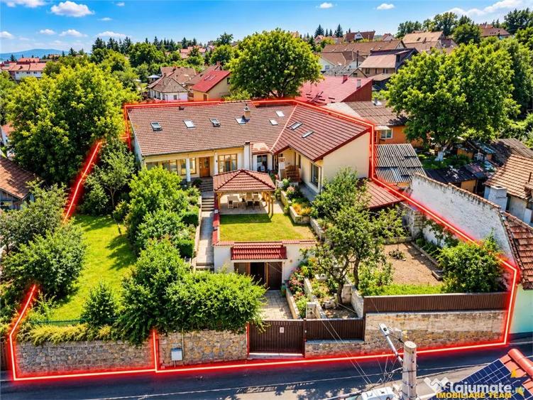 Casă cu 9 camere cu Teren 547 Mp în Central