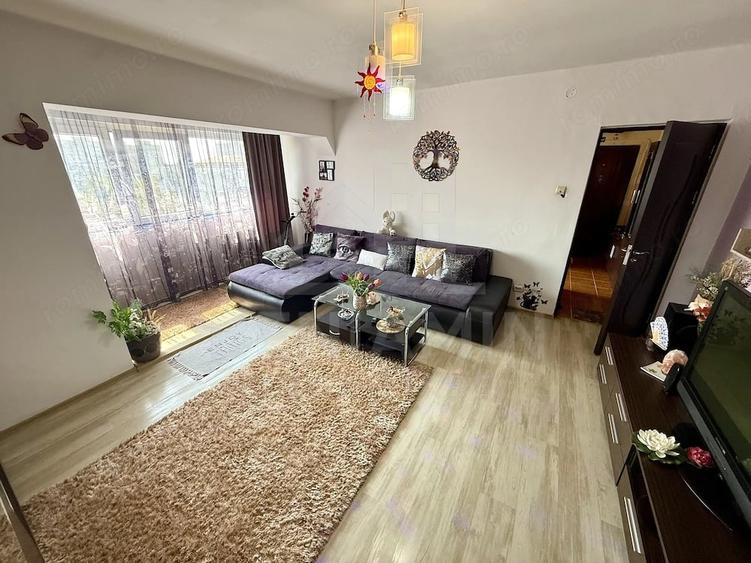 Apartament cu 3 camere semidecomandat în Craiovița Nouă