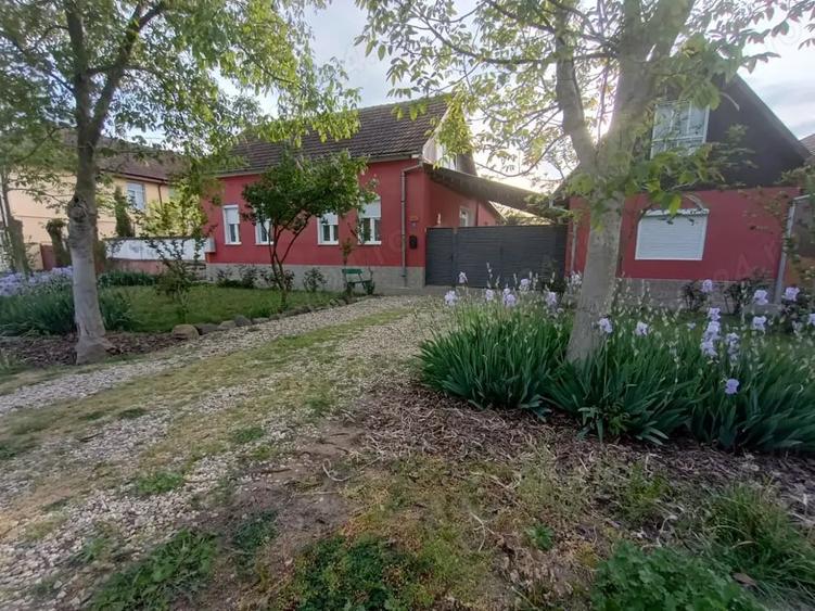 Casă cu 3 camere cu Teren 900 Mp în Central