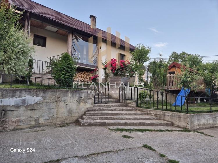 Casă cu 5 camere cu Garaj în Central