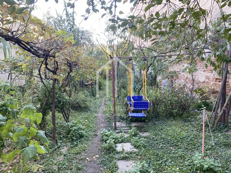 Casă individuală cu 7 camere cu Canalizare în Central