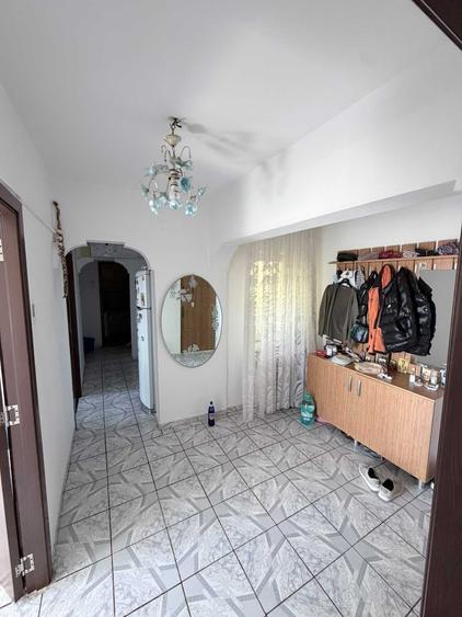 Apartament cu 3 camere decomandat în Lacul Tei