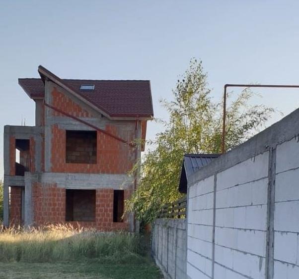 Casă cu 4 camere cu Teren 1384 Mp în Buda