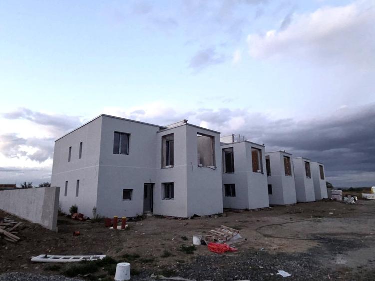 Casă cu 4 camere cu Teren 250 Mp în Arhitecților - Calea Cisnădiei