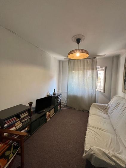 Apartament cu 4 camere semidecomandat, mobilat în P-ța Victoriei