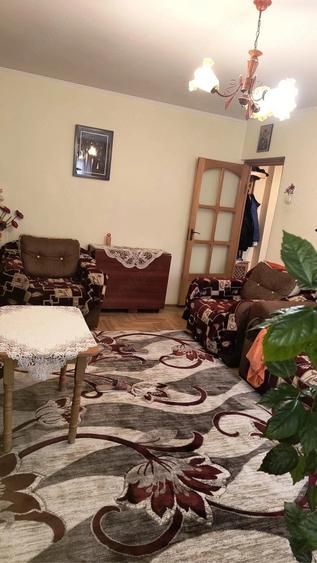 Apartament cu 3 camere decomandat în Nicolina