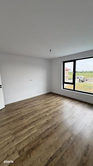 Casă cu 4 camere cu Teren 300 Mp în Tunari