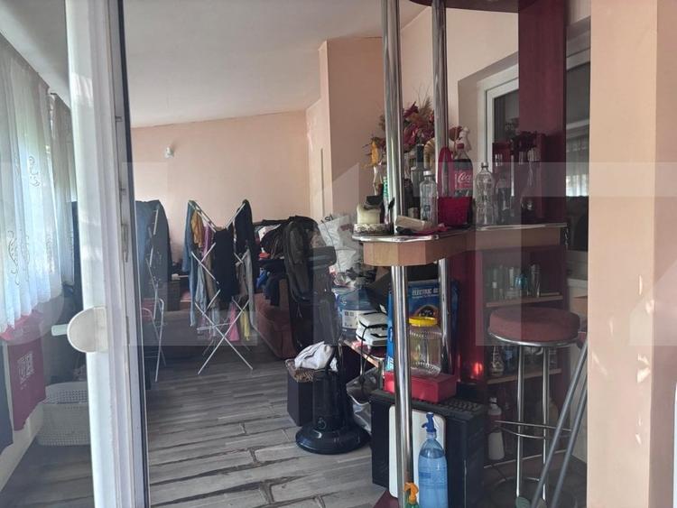 Apartament cu 3 camere semidecomandat, mobilat în Lipovei