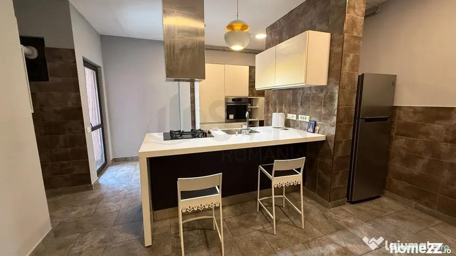 Apartament cu 5 camere decomandat în Victoriei