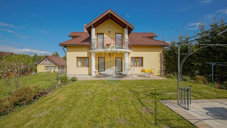 Casă individuală cu 10 camere cu Teren 2789 Mp în Glăjărie