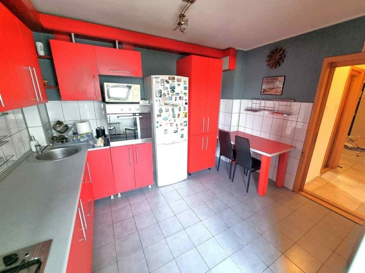 Apartament cu 3 camere semidecomandat în Alexandru cel Bun