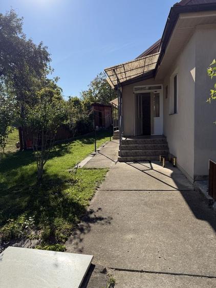 Casă cu 4 camere în Podeni