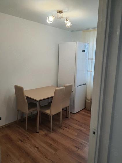 Apartament cu 3 camere semidecomandat în Autogară
