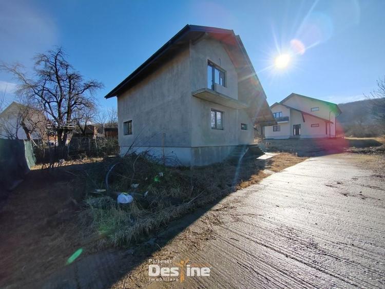 Casă individuală cu 4 camere cu Canalizare în Bârnova
