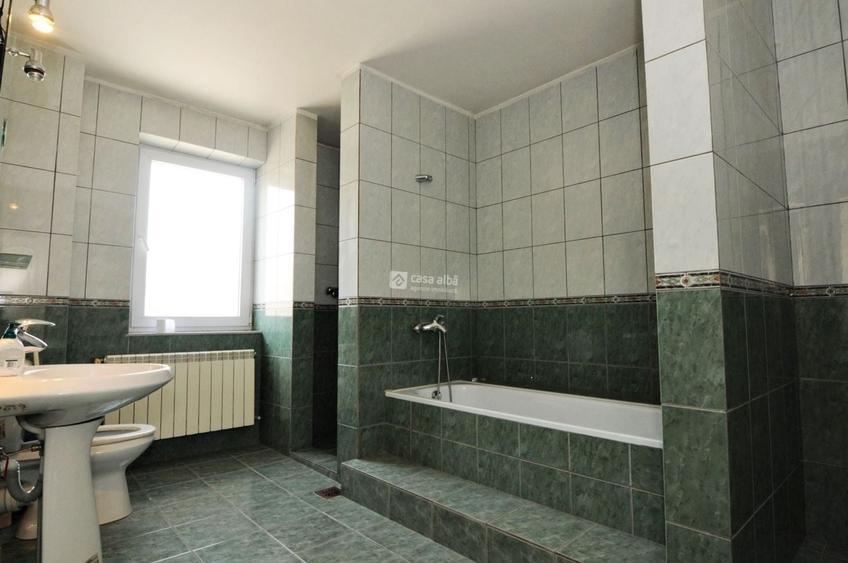 Casă individuală cu 5 camere cu Canalizare în Central