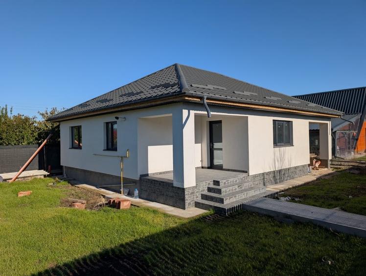 Casă individuală cu 3 camere cu Canalizare în Calea Moldovei