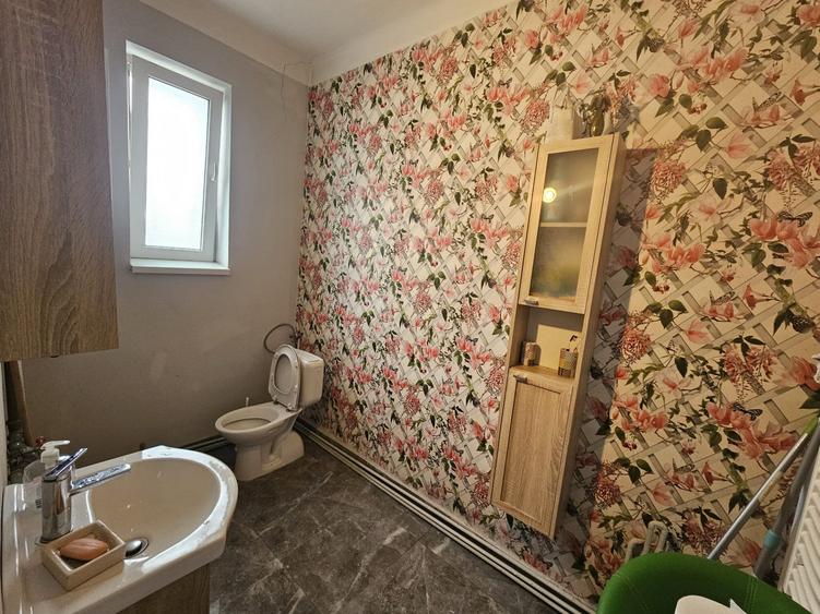 Apartament cu 3 camere semidecomandat, mobilat în Central