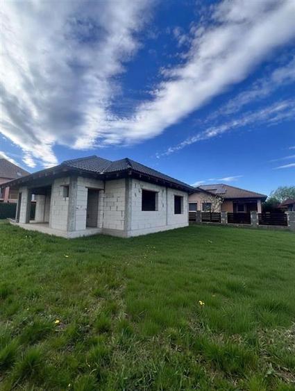 Casă cu 4 camere cu Teren 487 Mp în Sântandrei