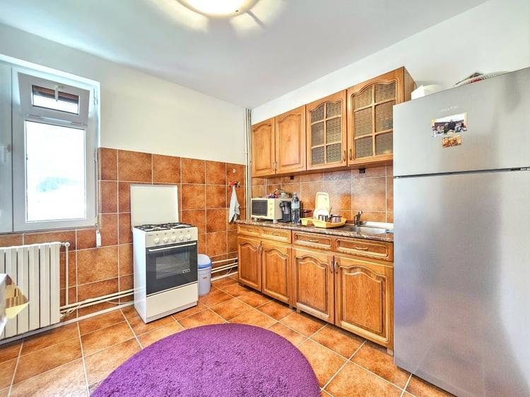 Apartament cu 3 camere decomandat, mobilat în Bușteni