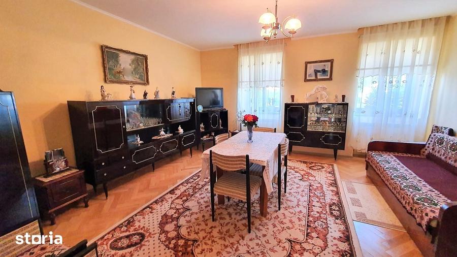 Casă cu 8 camere cu Teren 430 Mp în Valea Aurie