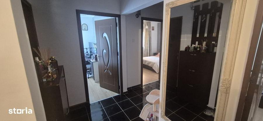 Apartament cu 3 camere decomandat în Găvana