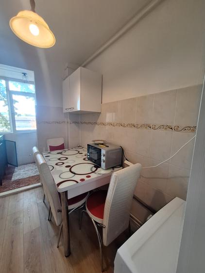 Apartament cu 2 camere semidecomandat în Grivița