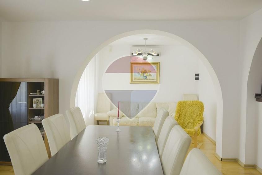 Casă individuală cu 7 camere cu Piscina în Girov