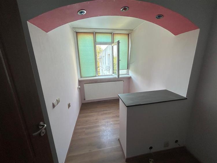 Apartament cu 3 camere semidecomandat în Sud