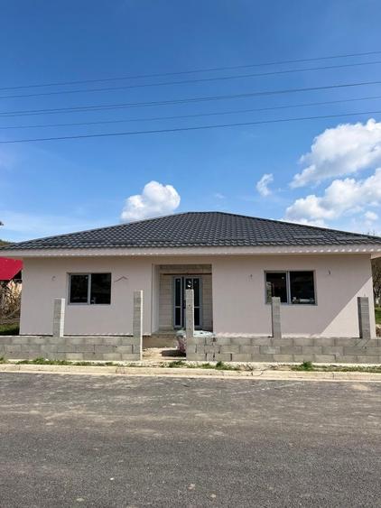 Casă cu 3 camere în Petrești