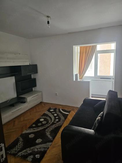 Apartament cu 3 camere decomandat în Calea București