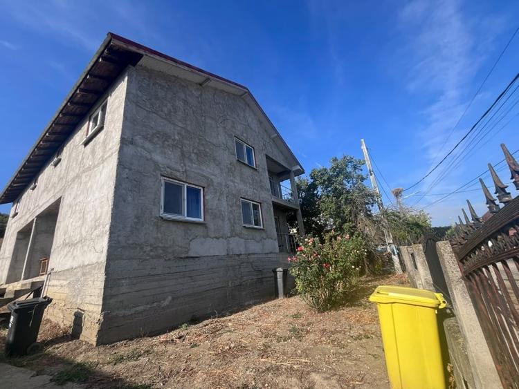 Duplex cu 8 camere cu Canalizare în Leamna de Jos
