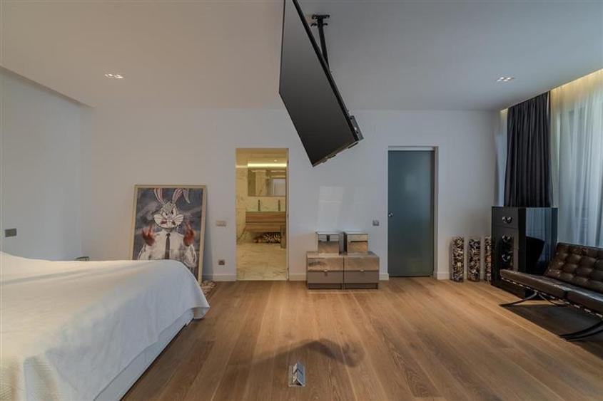 Penthouse cu 3 camere semidecomandat, mobilat în Central