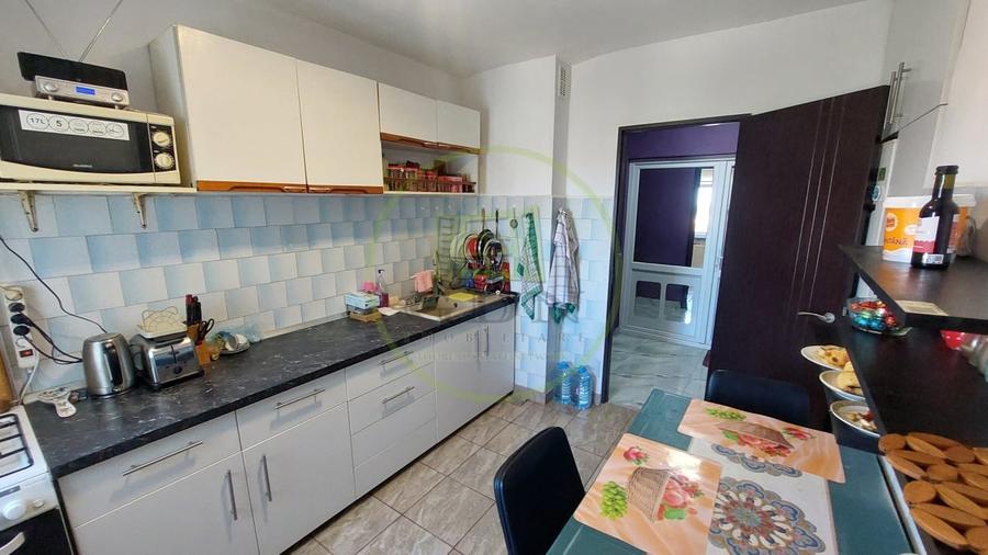 Apartament cu 4 camere decomandat, mobilat în Craiovița Nouă