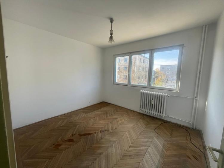 Apartament cu 3 camere semidecomandat în Valea Rosie